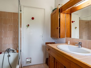 Spiegel, Sinken, Zapfhahn, Badezimmerschrank, Armatur, Eigentum, Bad Sink, Badezimmer, Cabinetry