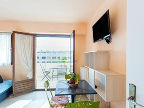 Property, Furniture, Window, Building, Houseplant, Interior Design, Plant, Flowerpot, Table, Living Room