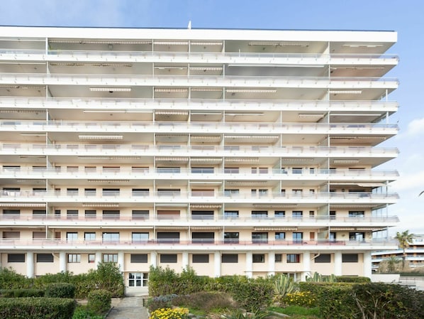 Bâtiment, Jour, Ciel, Plante, Fenêtre, Bloc Tour, Design Urbain, Architecture, Condominium, Quartier