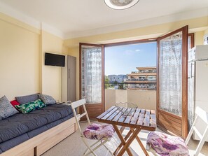 Wohnung, Interior Design, Möbel, Fussboden, Balkon, Eigentumswohnung, Stuhl, Holzbeize, Design, Daylighting