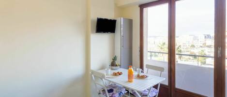 Möbel, Eigentum, Tabelle, Fenster, Gebäude, Schatten, Interior Design, Holz, Stuhl