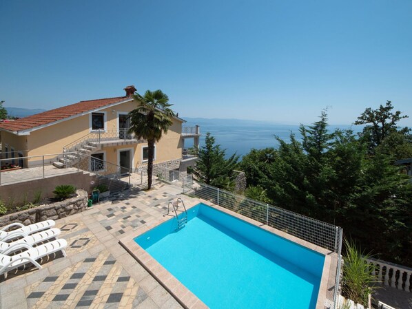 L'Eau, Bâtiment, Ciel, Plante, Piscine, Fenêtre, Bleu Azur, Arbre, Maison, Architecture