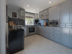Countertop, Cabinetry, Möbel, Küchengerät, Stuhl, Küche, Haushaltsgerät, Herd, Holz, Schublade