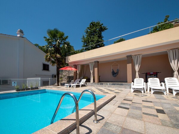 L'Eau, Ciel, Bâtiment, Piscine, Bleu Azur, Chaise, Ombre, Plante, Mobilier De Jardin, Arbre