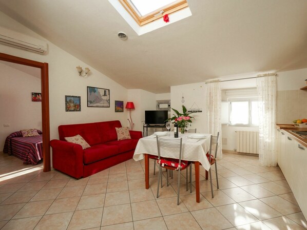 Möbel, Tabelle, Eigentum, Bilderrahmen, Couch, Zimmerpflanze, Holz, Interior Design, Dekoration, Fenster