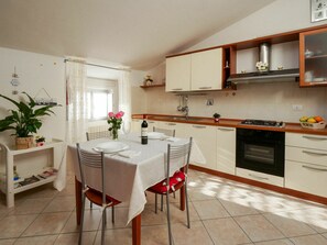 Möbel, Countertop, Cabinetry, Eigentum, Pflanze, Gebäude, Blumentopf, Zapfhahn, Tabelle, Küche