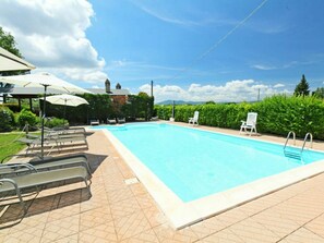 Wolke, Wasser, Himmel, Pflanze, Schwimmbad, Azurblau, Schatten, Baum, Gartenmöbel, Rechteck