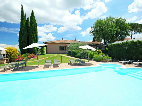 Nuage, Ciel, Plante, L'Eau, Propriété, Bâtiment, Piscine, Arbre, Bleu Azur, Mobilier De Jardin