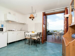 Cabinetry, Countertop, Möbel, Eigentum, Küche, Gebäude, Stuhl, Interior Design, Holz, Beleuchtung