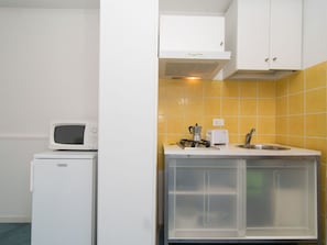 Cabinetry, Building, Furniture, Tap, Countertop, House, Interior Design, Sink, Kitchen, Floor