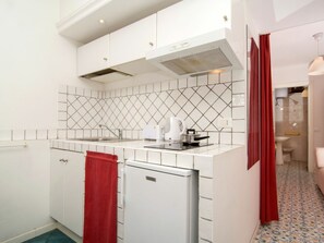 Cabinetry, Countertop, Gebäude, Sinken, Küche, Herd, Holz, Haus, Beleuchtung, Küchengerät