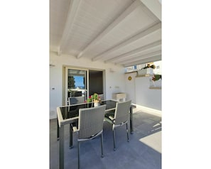 Möbel, Stuhl, Gebäude, Holz, Wohnzimmer, Zimmerpflanze, Flooring, Fussboden, Tabelle