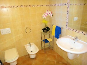 Propiedad, Lavabo, Arreglo De Tubería, Grifo, Planta, Lavabo Del Baño, Púrpura, Baño, Verde, Asiento Del Baño