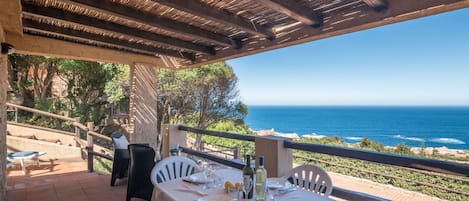 L'Eau, Table, Ciel, Meubles, Propriété, Chaise, Bleu Azur, Ombre, Mobilier De Jardin, Design Intérieur