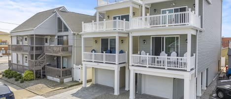 Beautiful 5bd/4ba home with 3 decks and top deck with sea/bay views - 1 block 