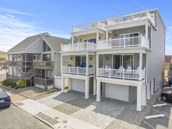 Beautiful 5bd/4ba home with 3 decks and top deck with sea/bay views - 1 block 