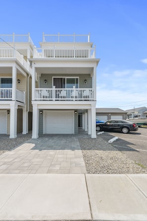 Beautiful 5bd/4ba home with 3 decks and top deck with sea/bay views