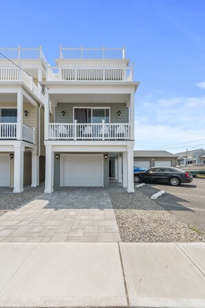 Beautiful 5bd/4ba home with 3 decks and top deck with sea/bay views