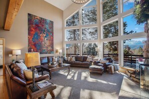 Large living room for all of your family activities. 