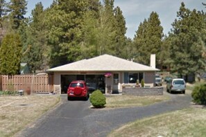 Beautiful 3 bed / 2 bath on .38 acres mature trees, & wildlife. Tranquil.