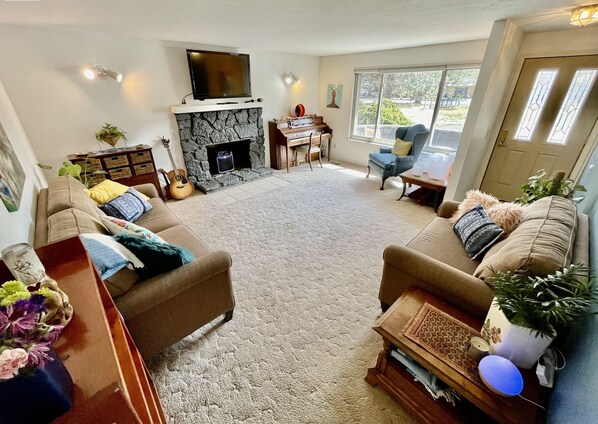 Living Room w/ Piano, books, Smart TV, Netflix, Disney, Amazon Prime. 