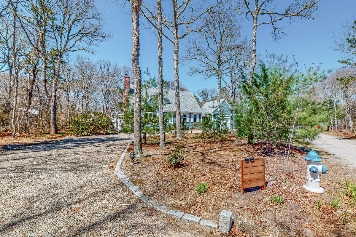 Inviting dog-friendly home with furnished deck & firepit, near golf