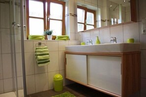 Ferienwohnung Nr. 3, bis 4 Personen, 70 qm, 2 Schlafzimmer, eigene Terrasse-Bad