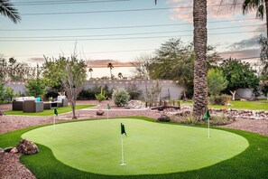 Practice like a pro on our private putting green - closeby to the Orange Tree Golf Course!