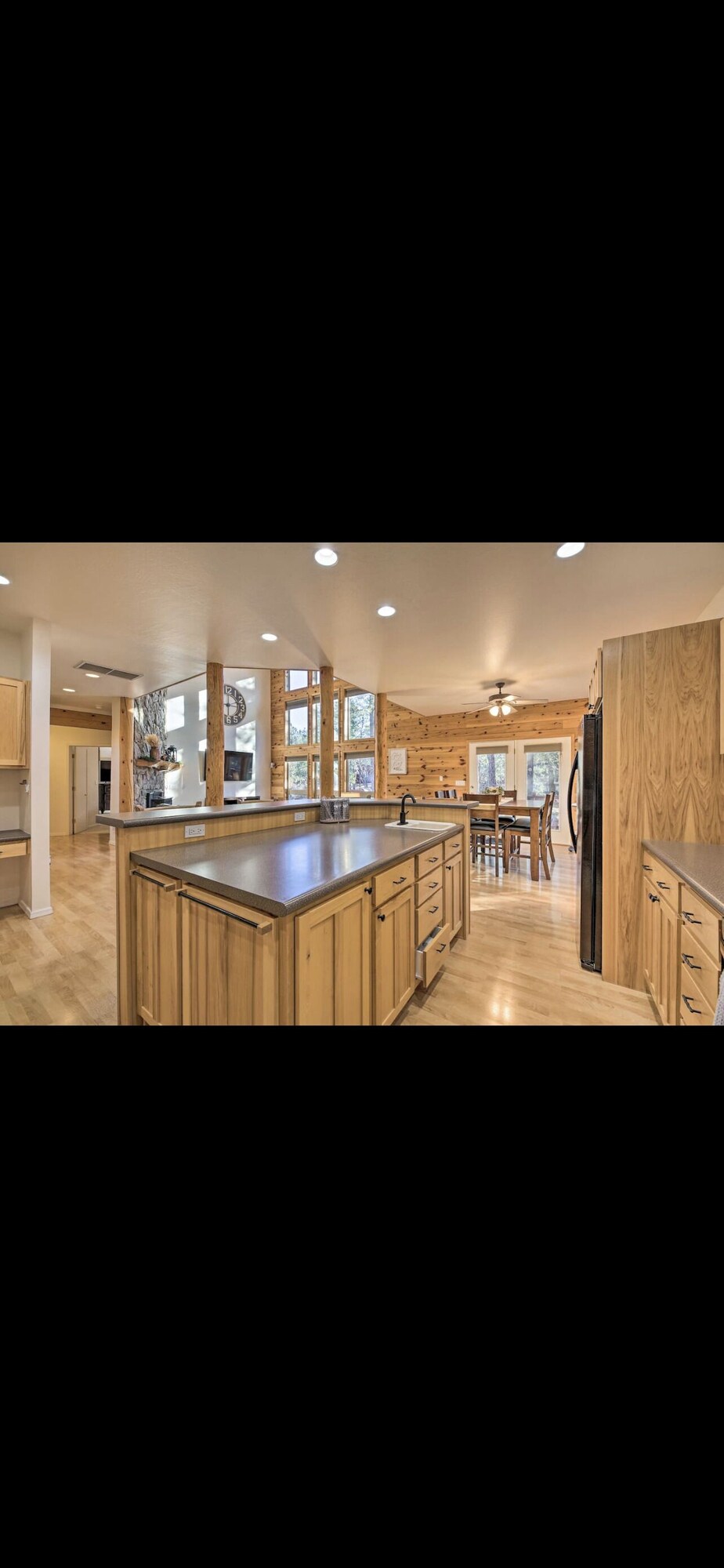 Rugged Cabin w/Hot Tub & Deck 2 MI to lake!