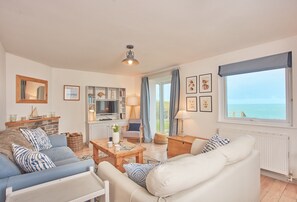 3 Overcliff, Port Isaac. Ground floor: Sitting room with Smart television, open fire and panoramic sea views