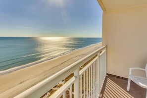 Balcony | Direct Beach Access | Free WiFi | Quiet Hours (11:00 PM - 7:00 AM)