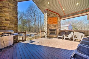 Large Deck w/ Fireplace & Gas Grill