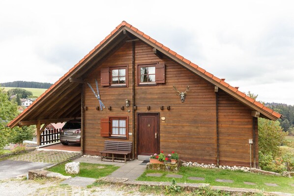 Stugans exteriör [sommar]