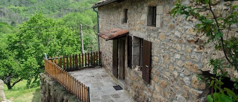 Entrée du logement et terrasse