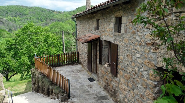 Entrée du logement et terrasse