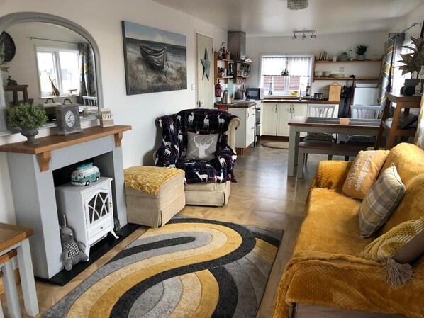 kitchen dinner/ through lounge to patio doors and garden