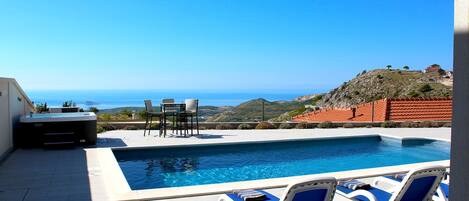 Luxury Villa Ragusa boasts a wonderful view to the Dubrovnik Riviera 