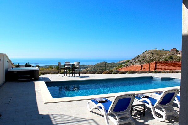 Luxury Villa Ragusa boasts a wonderful view to the Dubrovnik Riviera 