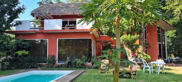 vista de la suite de adultios desde elfondo del jardin y abajo la recamara.