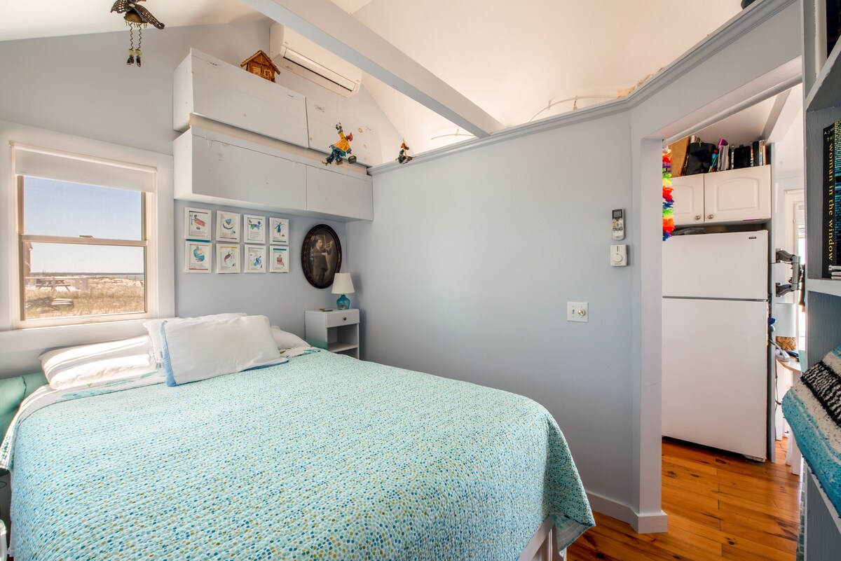 Beautiful 1 bedroom cottage on the beach! RPSH008