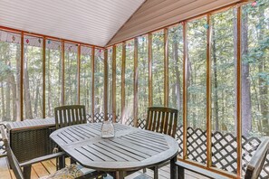 Screened-In Porch | Dining Area