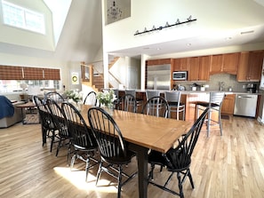 Dining area with seating for 10pp, addt'l seating for 5pp at island