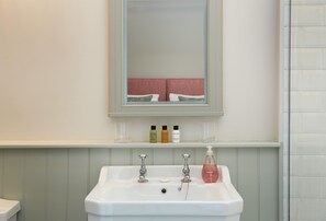 Perfectly equipped en-suite bathroom