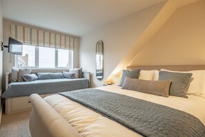 Blue Sky, Wells-next-the-Sea: Bedroom two with king size bed and a glimpse of the sea