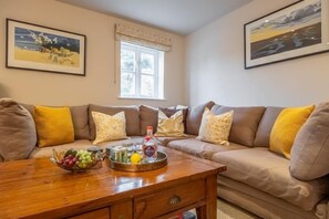 Blue Sky, Wells-next-the-Sea: Comfortable seating in the sitting room