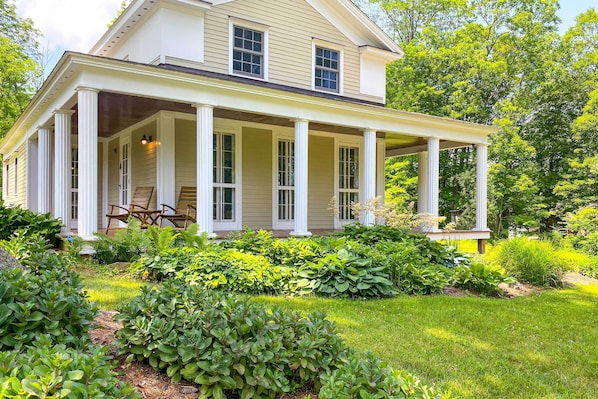 Sharon Vacation Rental | 3BR | 2BA | 1,500 Sq Ft | 1 Step Required to Enter