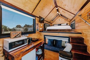 A kitchenette offers a coffee machine, microwave, kettle, electric stove and a mini-fridge as well as dishes and cutleries.