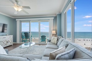 Spacious Oceanfront Lounge