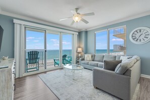 Spacious Oceanfront Lounge