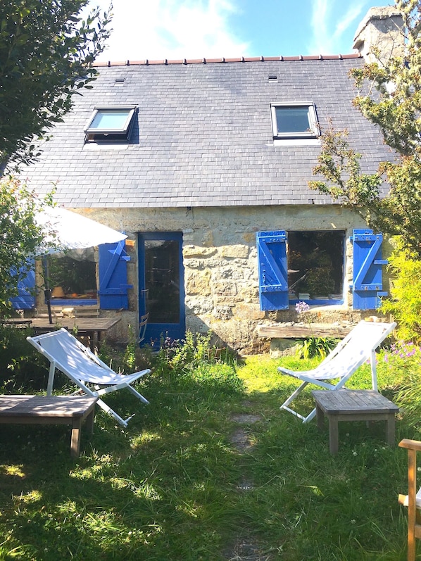 Petit jardin protégé derrière la maison, pour déjeuner, boire le café, lire...😊